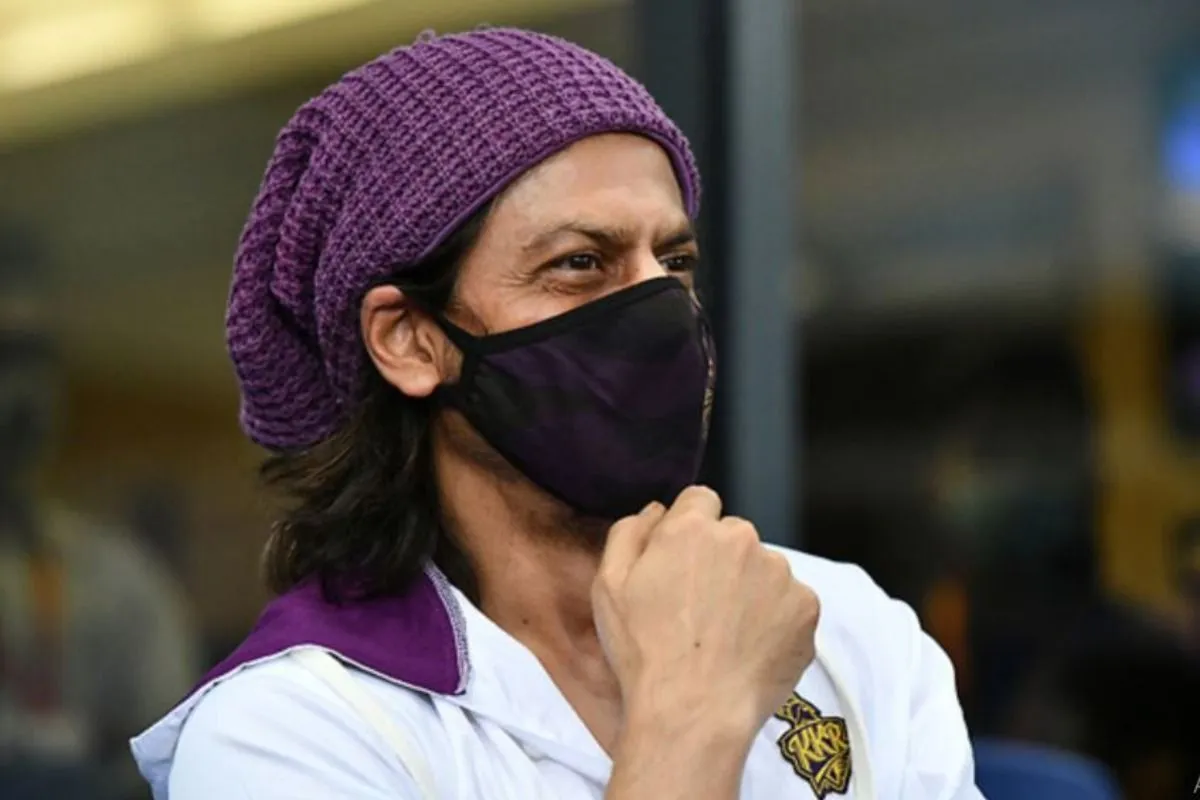 KKR VS RC IPL 2020: Shah Rukh Khan Along With Aryan Khan Spotted at Dubai Stands And Twitterati Can't Keep Calm | India.com
