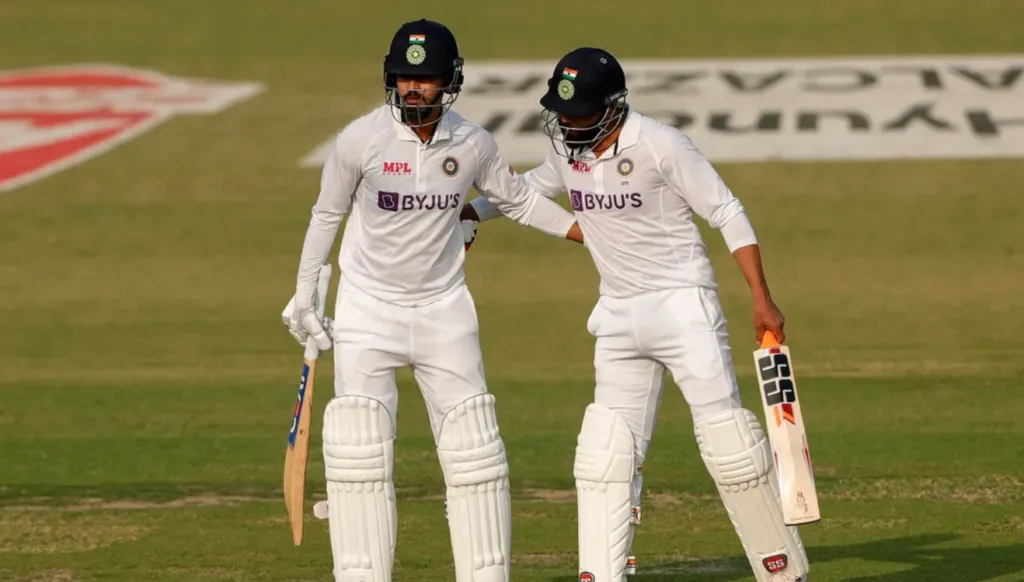 IND vs NZ: Shreyas Iyer अर्धशतक जड़ने के बाद लगाया गगनचुंबी छक्का, स्टैंड से भी बाहर चली गई गेंद : VIDEO