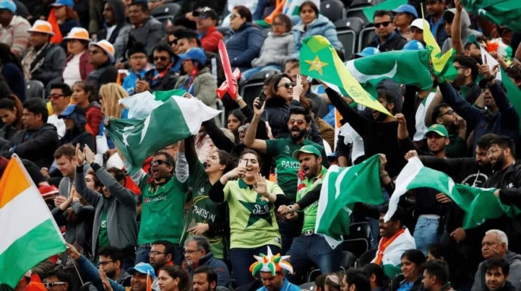 pakistan crowd