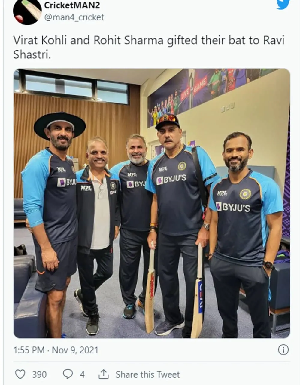  Virat Kohli Rohit sharma gifted Bat Ravi Shastri 