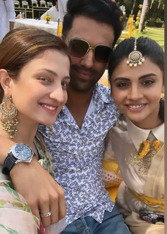 Deepak Chahar with his Fiance and sister