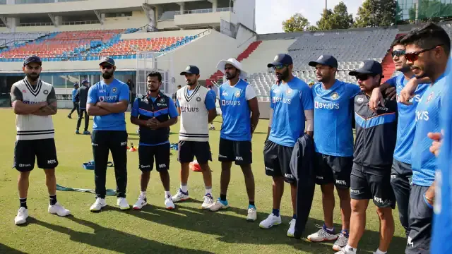 Sairaj bahutule and apurva desai with team india