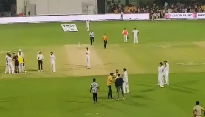  Fans Enter ground and click selfie with Virat Kohli