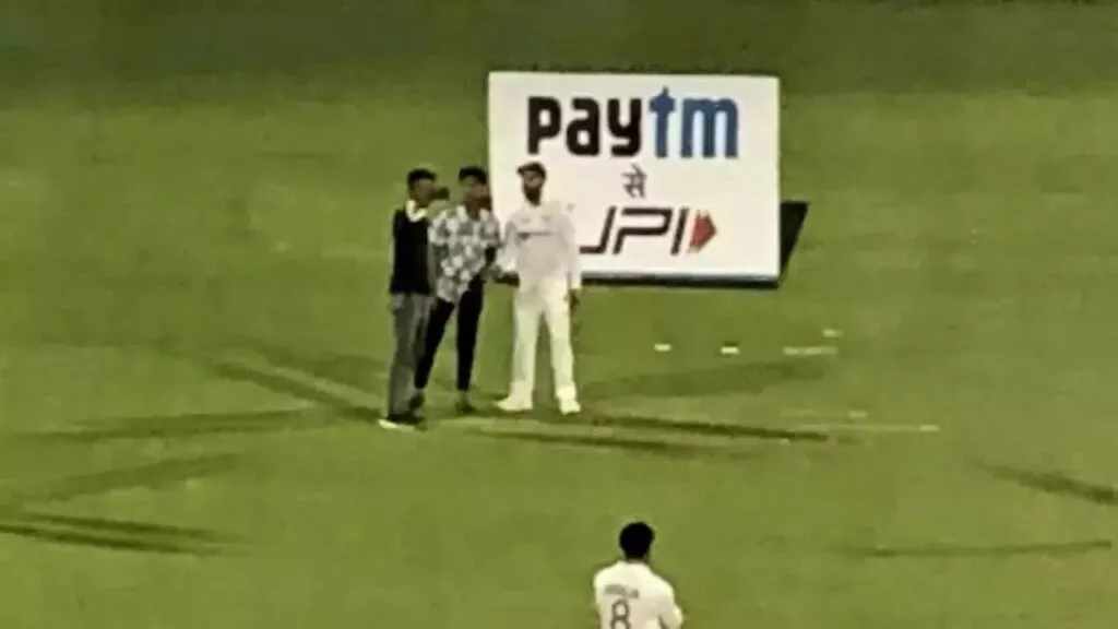 Fans Enter ground and click selfie with Virat Kohli Video