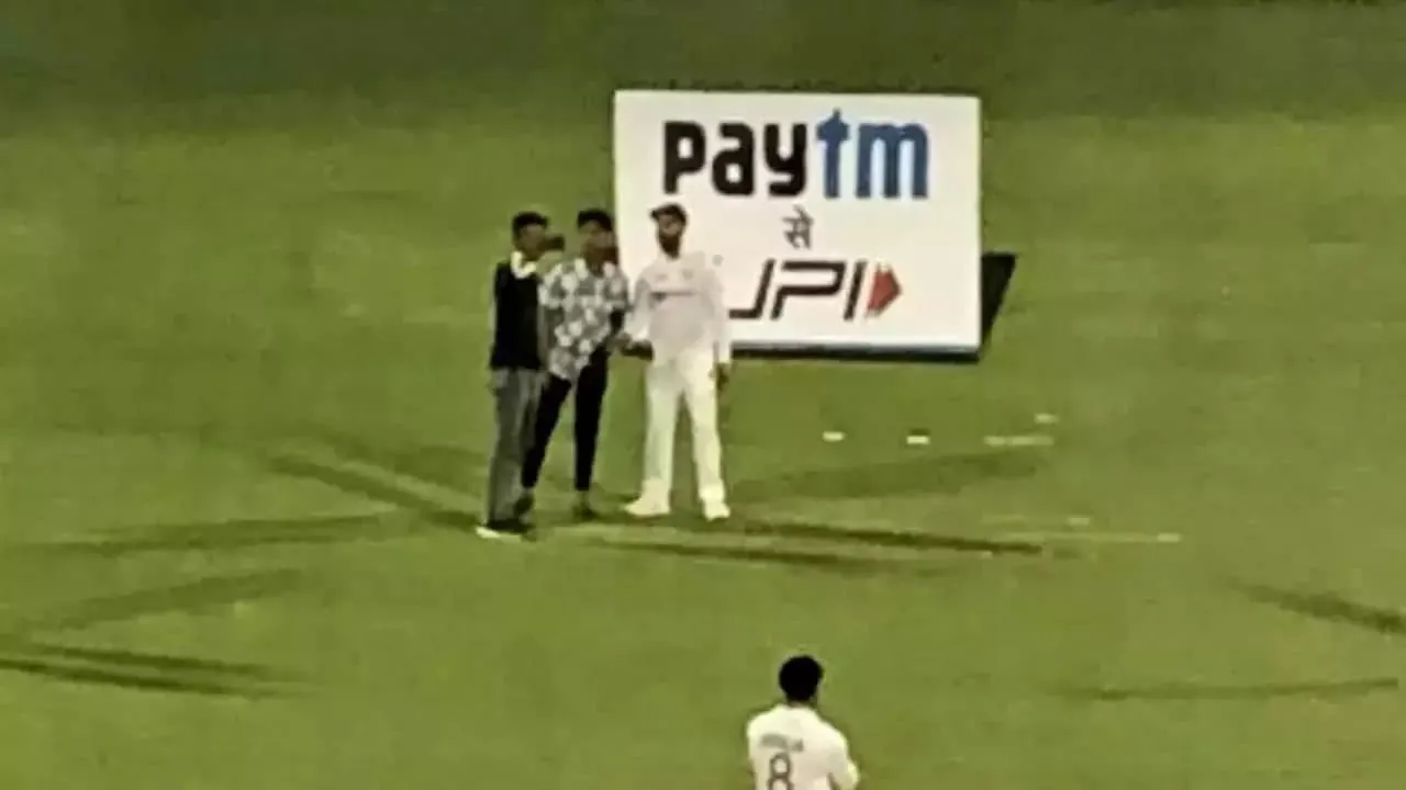  Fans Enter ground and click selfie with Virat Kohli Video