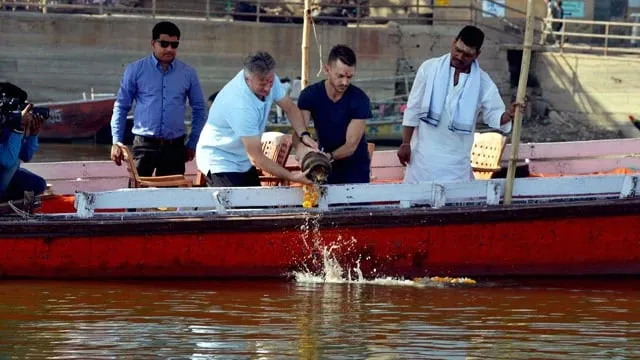 Steve Waugh had fulfilled the promise made to a friend, came to Kashi and flowed the ashes in the Ganges