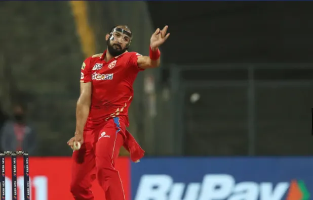 Rishi Dhawan ने अब लखनऊ के खिलाफ भी पहनी फेस शील्ड, जानलेवा घटना के बाद ली है सीख