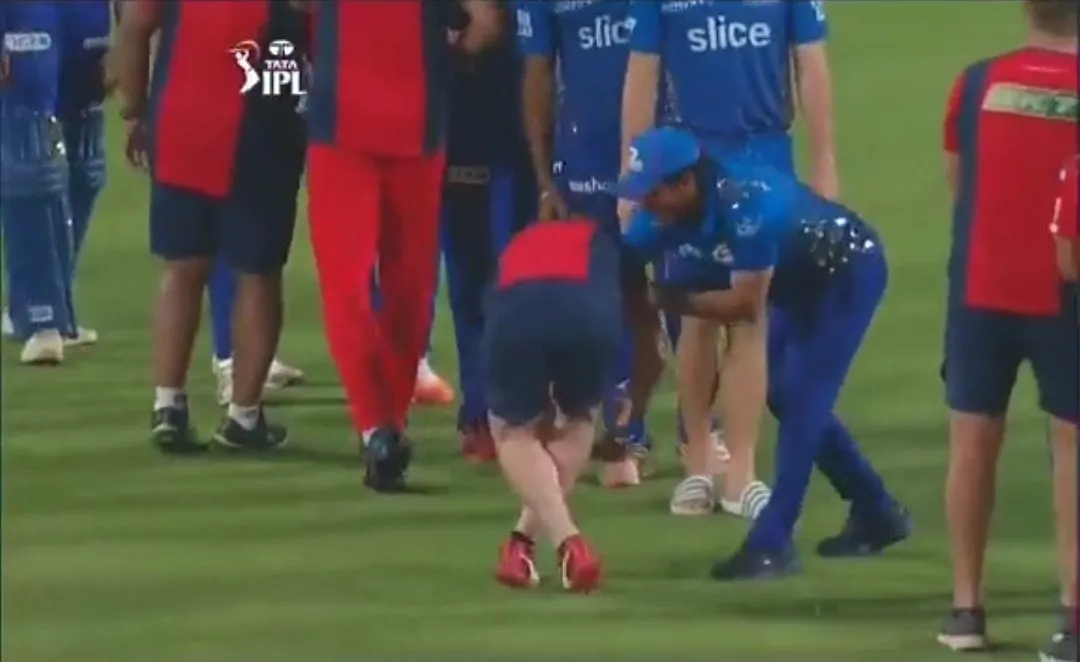 jonty rhodes touches sachin tendulkar feet Video