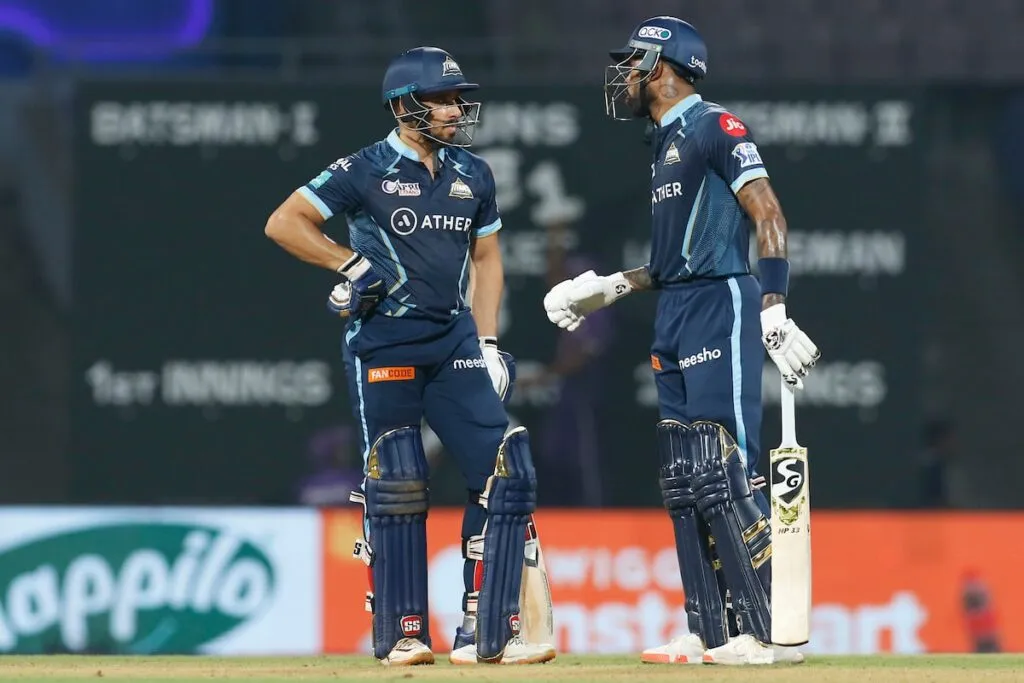 50 run partnership up between hardik pandya and Abhinav Manohar