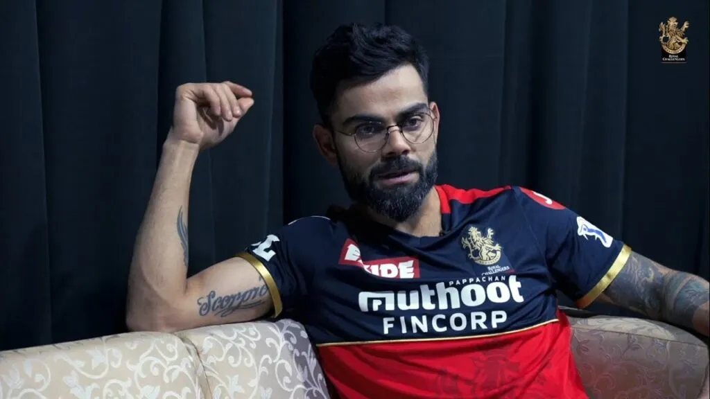  Virat Kohli on IPL Trophy