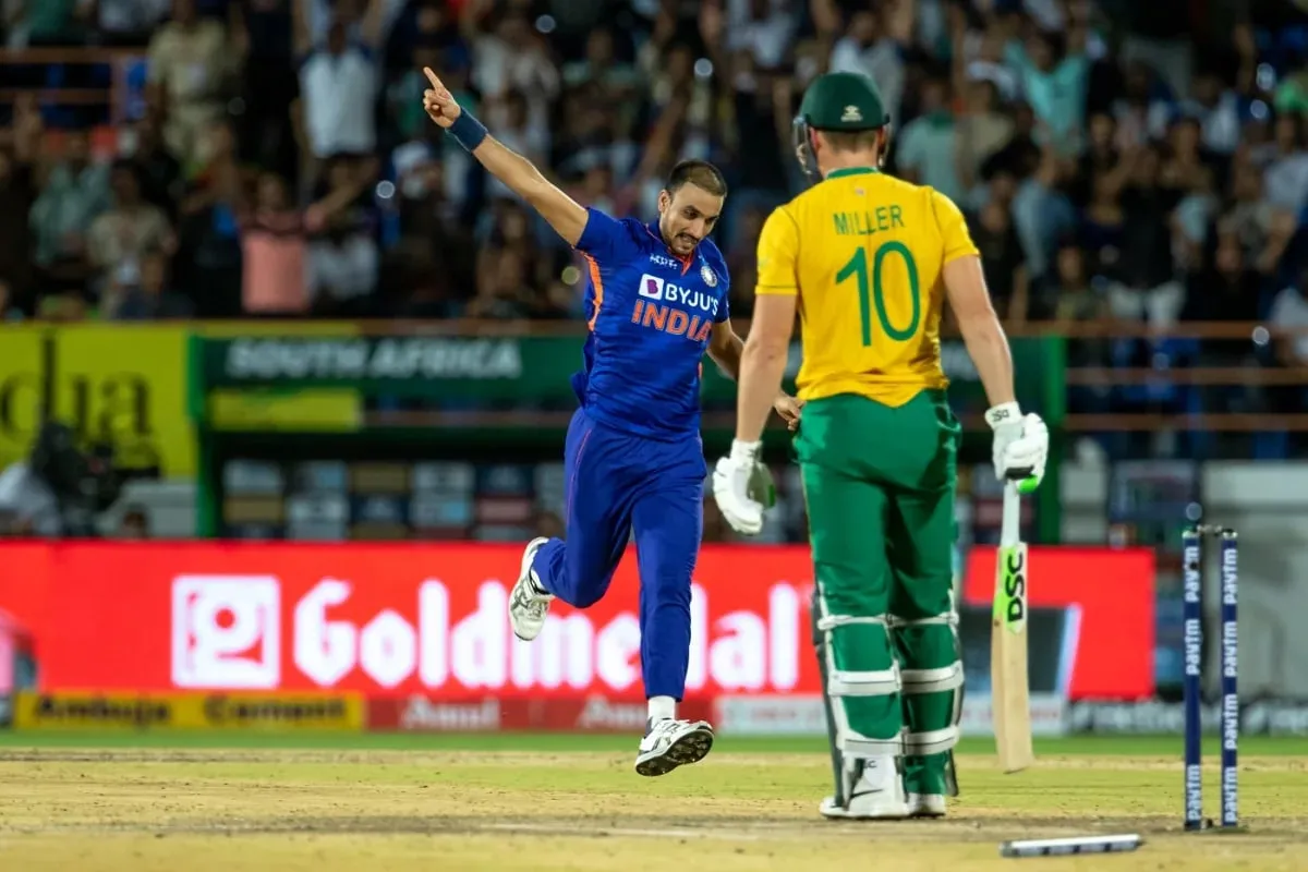 Harshal Patel is all excited after knocking over David Miller's