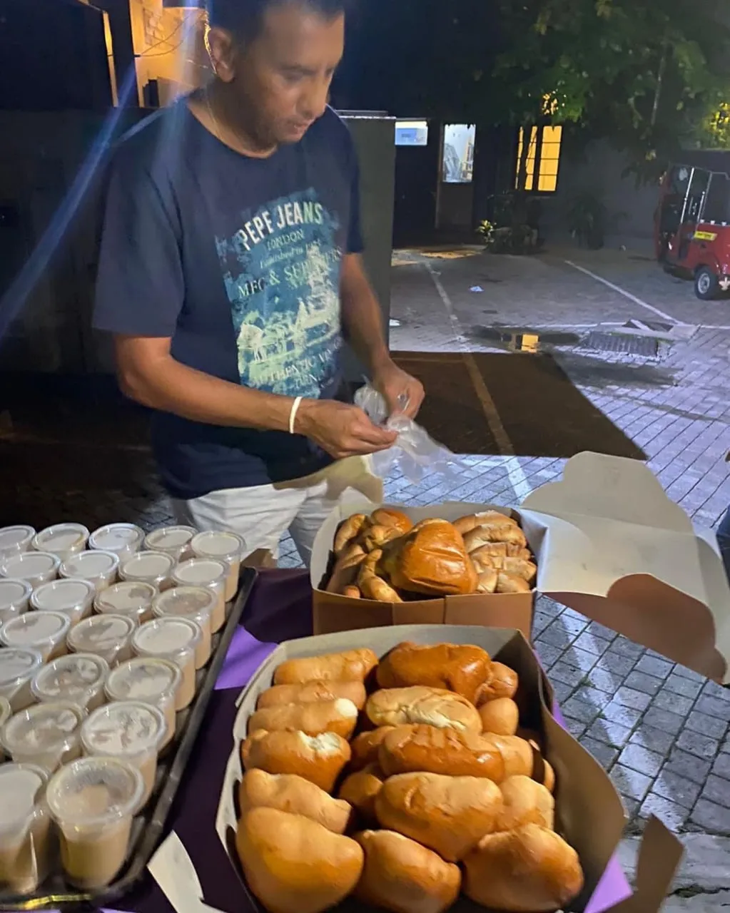  Roshan Mahanama serves tea