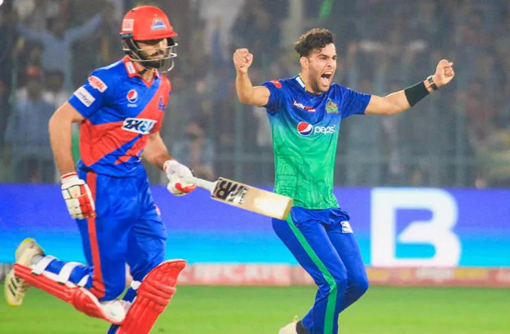 🔴Vince falls after blistering fifty as Kings get to 105/2 in 10 overs