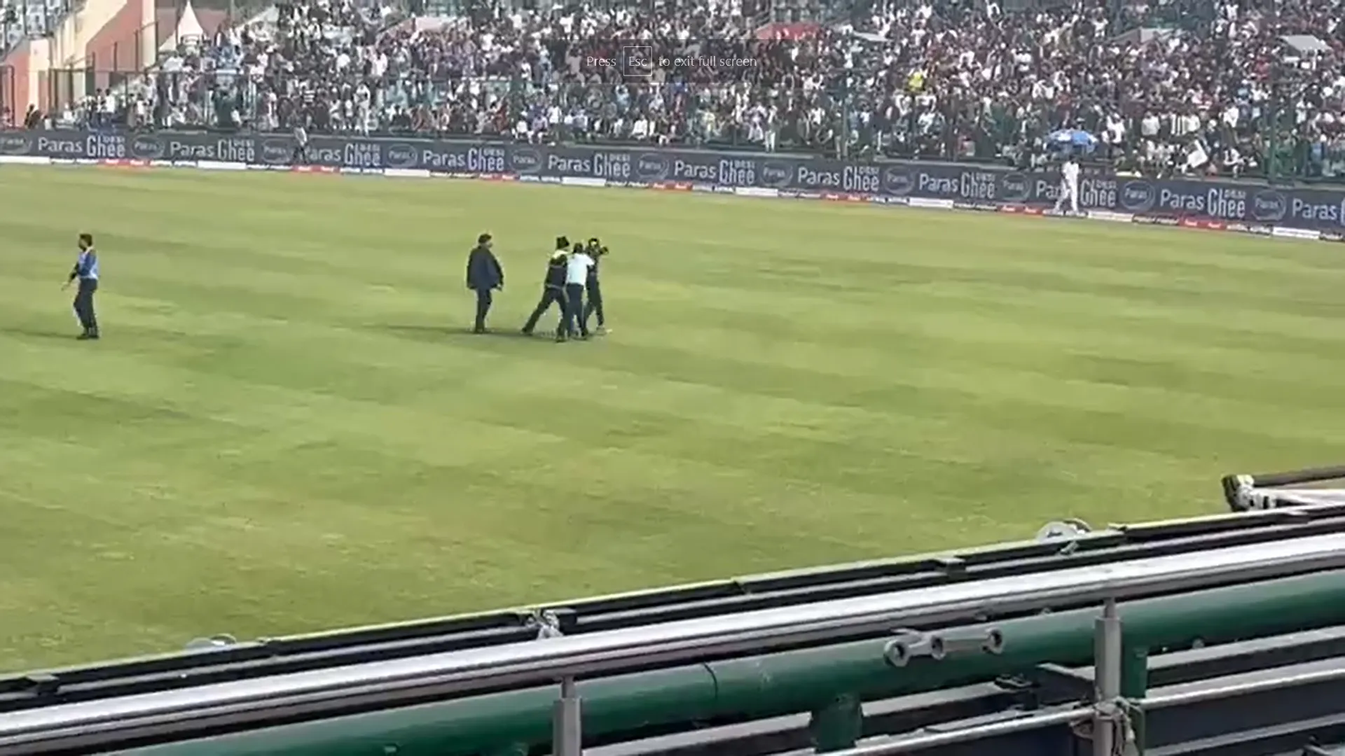 फैन की दिल्ली के फिरोजशाह कोटला स्टेडियम में हुई जमकर पिटाई