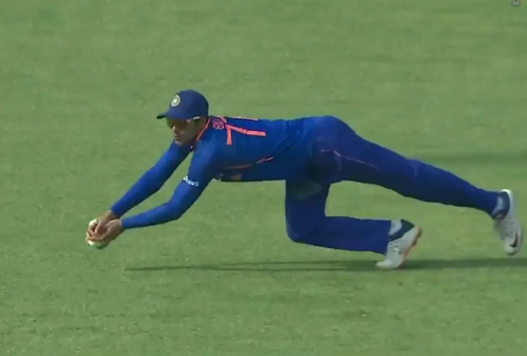 बिजली की रफ़्तार से गेंद पर कूदे Shubman Gill, मुंह के बल डाइव लगाकर लपका लाजवाब कैच