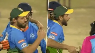 Harbhajan Singh Caught Using Saliva on Ball, Receives Warning From Umpire During LLC 2023 Opener Between India Maharajas and Asia Lions (See Pic and Video) | 🏏 LatestLY