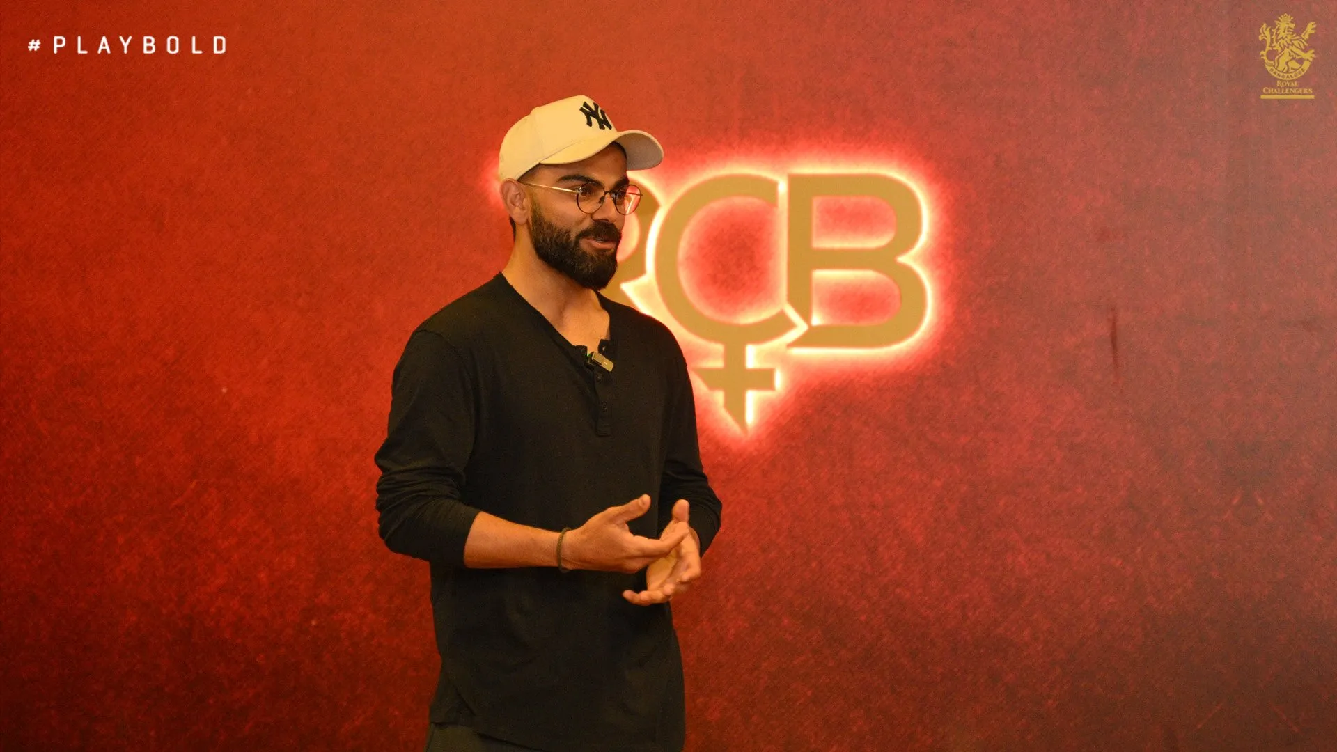 मैच से पहले खिलाड़ियों से बात करने पहुंचे थे विराट कोहली-Virat Kohli talking to RCB players in WPL ahead of today's match.