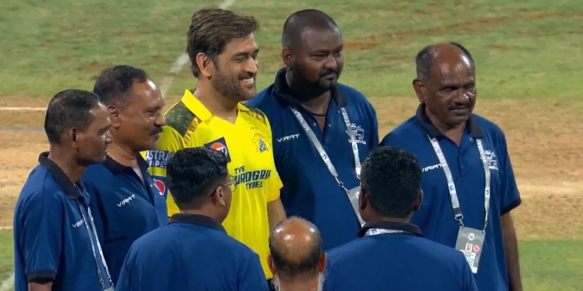 MI vs CSK: Ground staff touched MS Dhoni feet at wankhede stadium