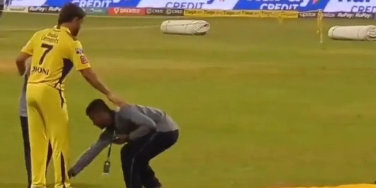 MI vs CSK: Ground staff touched MS Dhoni feet at wankhede stadium