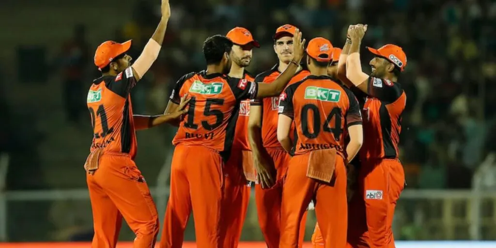 SRH vs RCB: विराट कोहली की टीम को बाहर करने के लिए इस खूंखार प्लेइंग-XI के साथ उतरेगा हैदराबाद