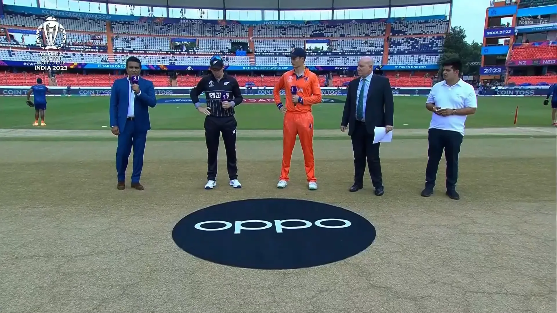 Netherlands opt to bowl