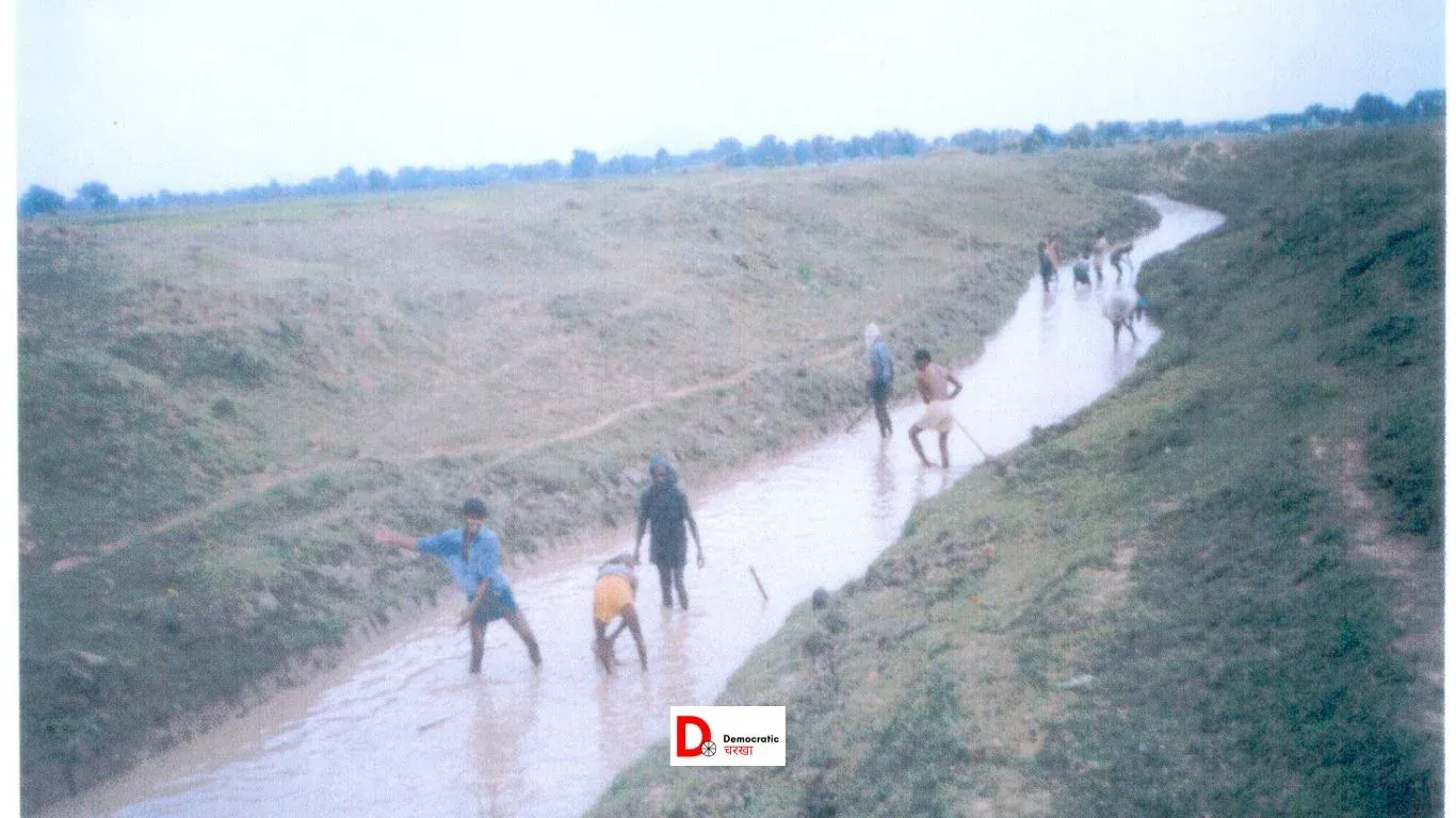 हदहदवा पाइन में श्रमदान देते ग्रामीण