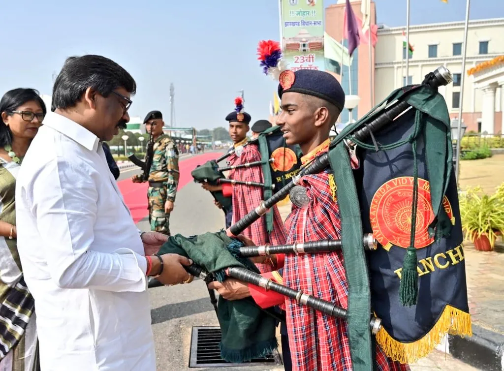 वाद्ययन्त्र की जानकारी लेते मुख्यमंत्री