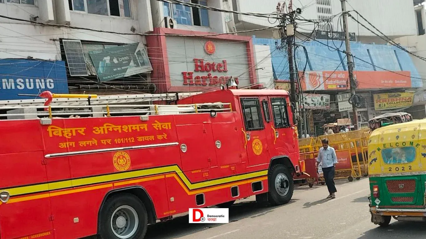 डाकबंगला पर तैनात अग्निशमन की गाड़ी