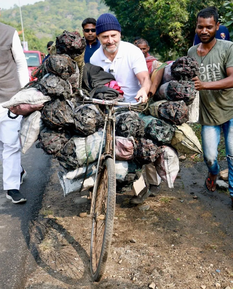 साइकिल पर कोयला ढोते राहुल गांधी