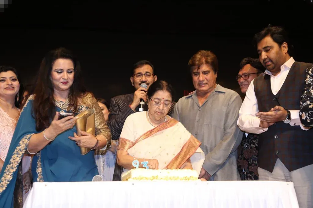 Geet-O-Ghazal Ki Sarita Hamari Lata