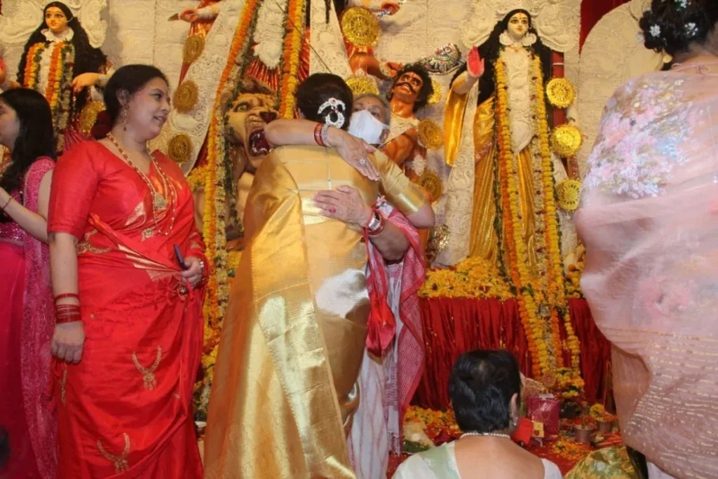 Jaya Bachchan hugs Kajol