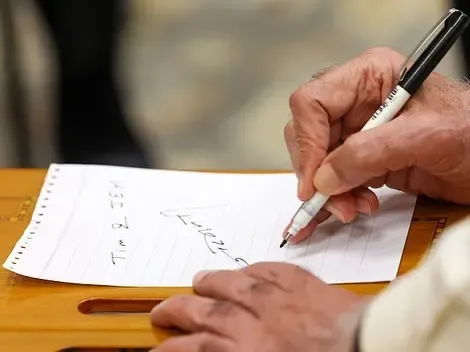 Kareena Kapoor Khan Getting PM Narendra Modi's autograph