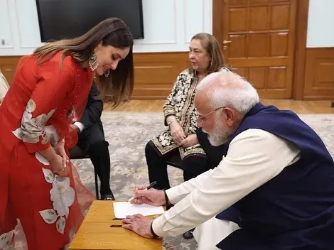 Kareena Kapoor Khan Getting PM Narendra Modi's autograph