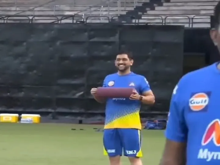 IPL 2021: CSK के कैंप में जमकर प्रैक्टिस कर रहे हैं धोनी, वायरल हुई यह तस्वीर