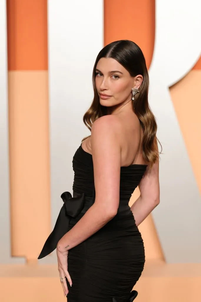 Hailey Bieber is tied with a bow in '80s-inspired LBD on Vanity Fair Oscar  Party 2025 red carpet