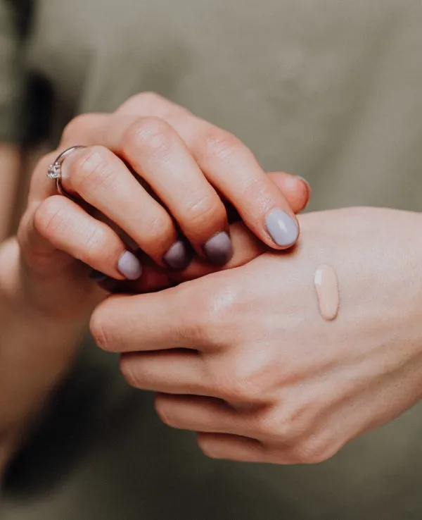 Best Foundations for Acne-Prone Skin in 2023 - Glowsly