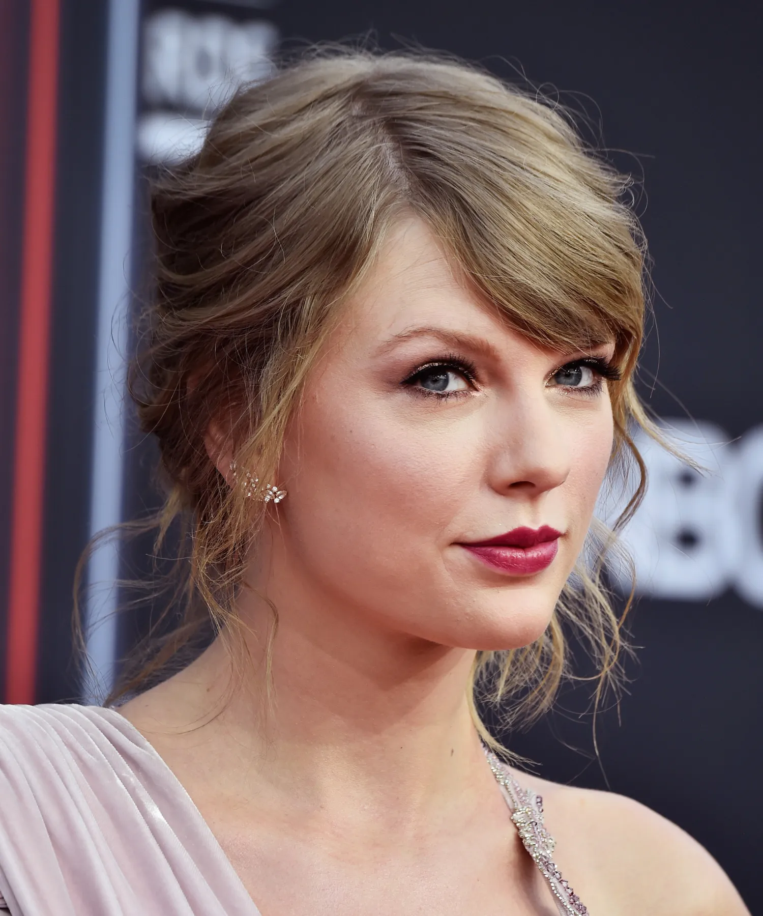 taylor messy updo