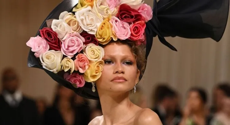 Zendaya apparaît avec un bouquet sur la tête et une robe XXL