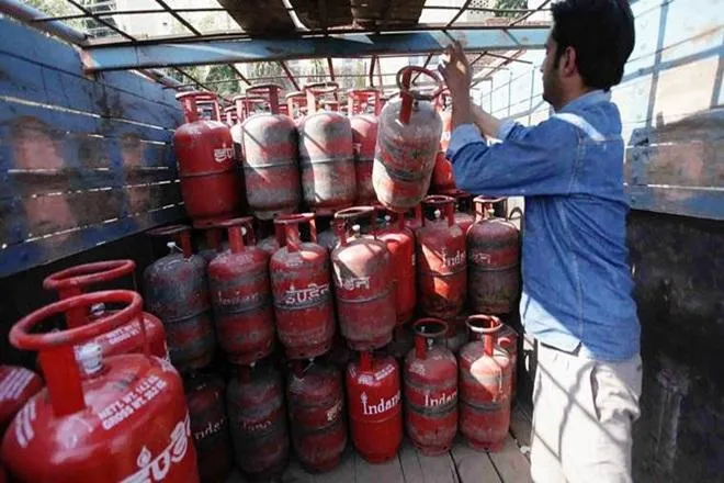 LPG Gas Cylinder prices hike from today 1 june 2020, check cooking gas new prices updates, subsidies and non subsidies LPG cylinder, commercial LPG cylinder, Oil Companies, Indian Oil, एलपीजी रसोई गैस सिलिंडर