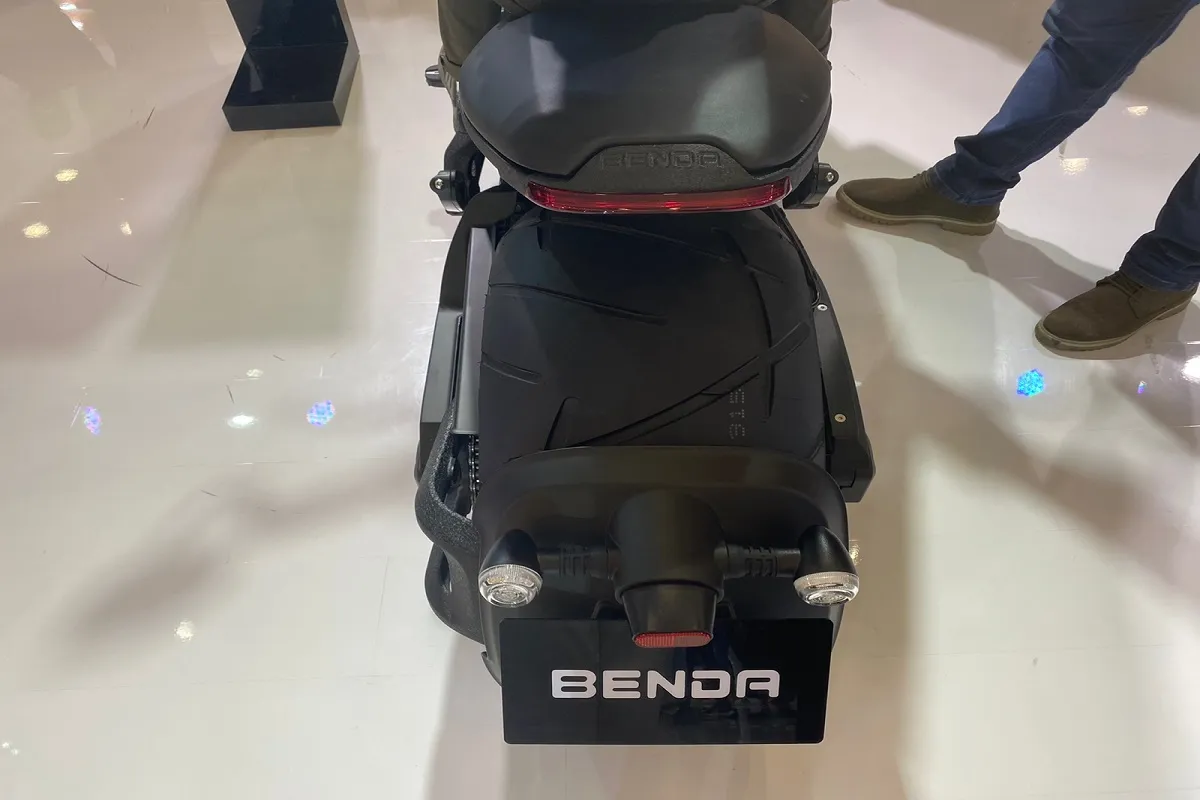 massive rear tyre in Benda LFC 700