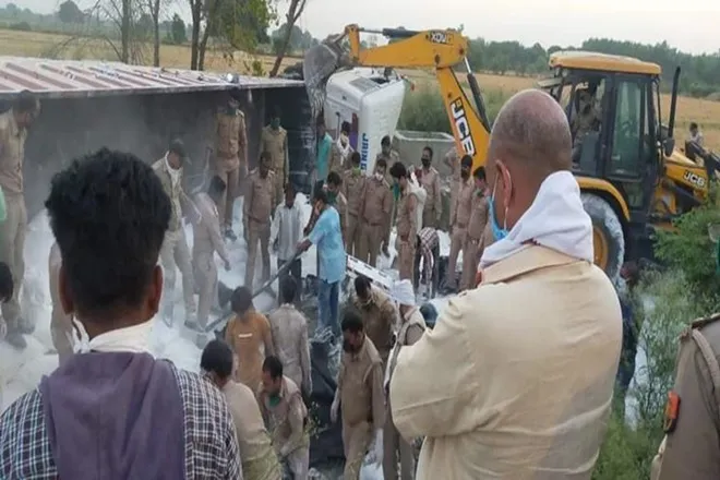 major accident in auraiya uttar pradesh two trucks collide 24 migrant labourers dead