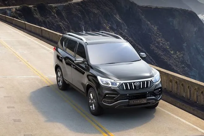 big discount available on mahindra cars of upto 2.5 lakh rupees scorpio XUV500 have offers