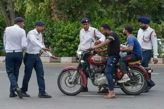 Traffic Rules, New Traffic Rules in UP, UP govt doubles fine for breaking traffic rules, penalty for breaking traffic rules, without helmet, car seat belt, wrong info in license, tripling on two wheeler, ambulance