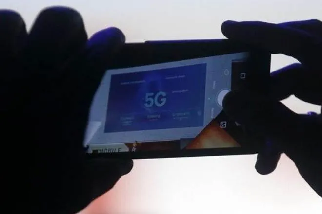 Samsung 5G smartphone, Verizon, Samsung, 5G smartphone, first commercial 5G smartphones, Qualcomm Snapdragon Mobile Platform, Snapdragon X50 5G NR modem, Qualcomm Snapdragon Technology Summit