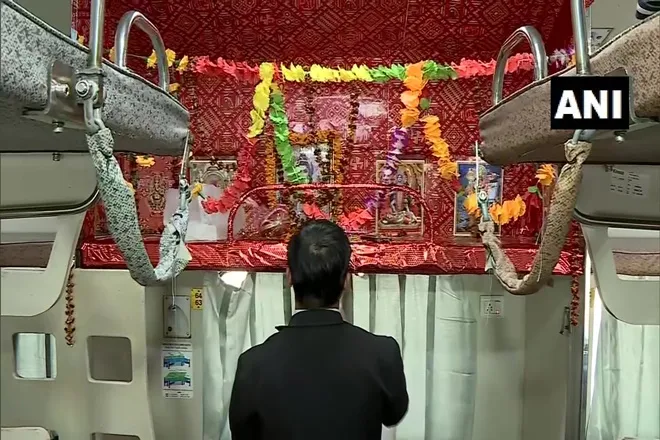 Kashi Mahakal Express, Varanasi to Indore, PM Narendra Modi, mini temple of Lord Shiva, Flag Off BY PM Modi, Seat number 64 is reserve for Lord Shiv, काशी महाकाल एक्सप्रेस, काशी महाकाल एक्सप्रेस में भगवान शिव के लिए सीट रिजर्व, पीएम नरेंद्र मोदी, वाराणसी से इंदौर