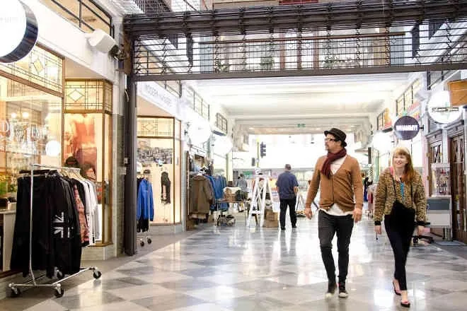 Nightlife Start In Mumbai From 27 january 2020, Mumbai Night Life, mall, restaurant and multiplex will open for 24 hours, you can shop 24 hours, night economy, model of london night life
