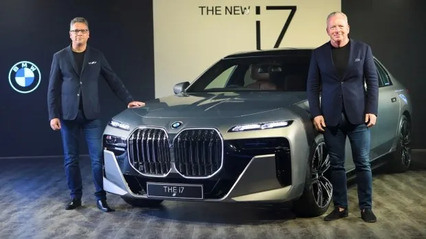 2023-BMW-i7-7-Series-1
