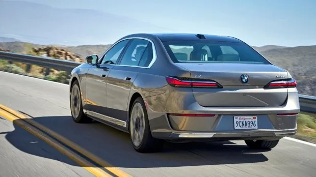 2023-BMW-i7-7-Series-2