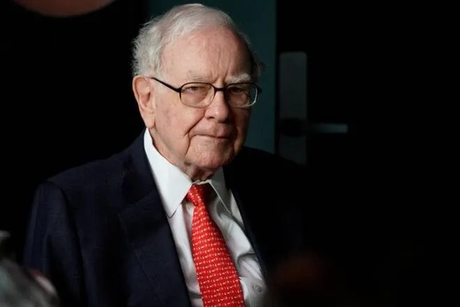 billionaire oracle of omaha warren buffett sold his all Goldman Sachs shares and reduces his shares in financial institutions 