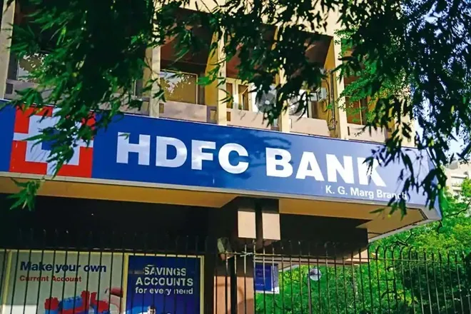 six of top 10 firms on sensex lose 1.38 lakh crore rupee in m-cap, RIL and HDFC bank take biggest hit